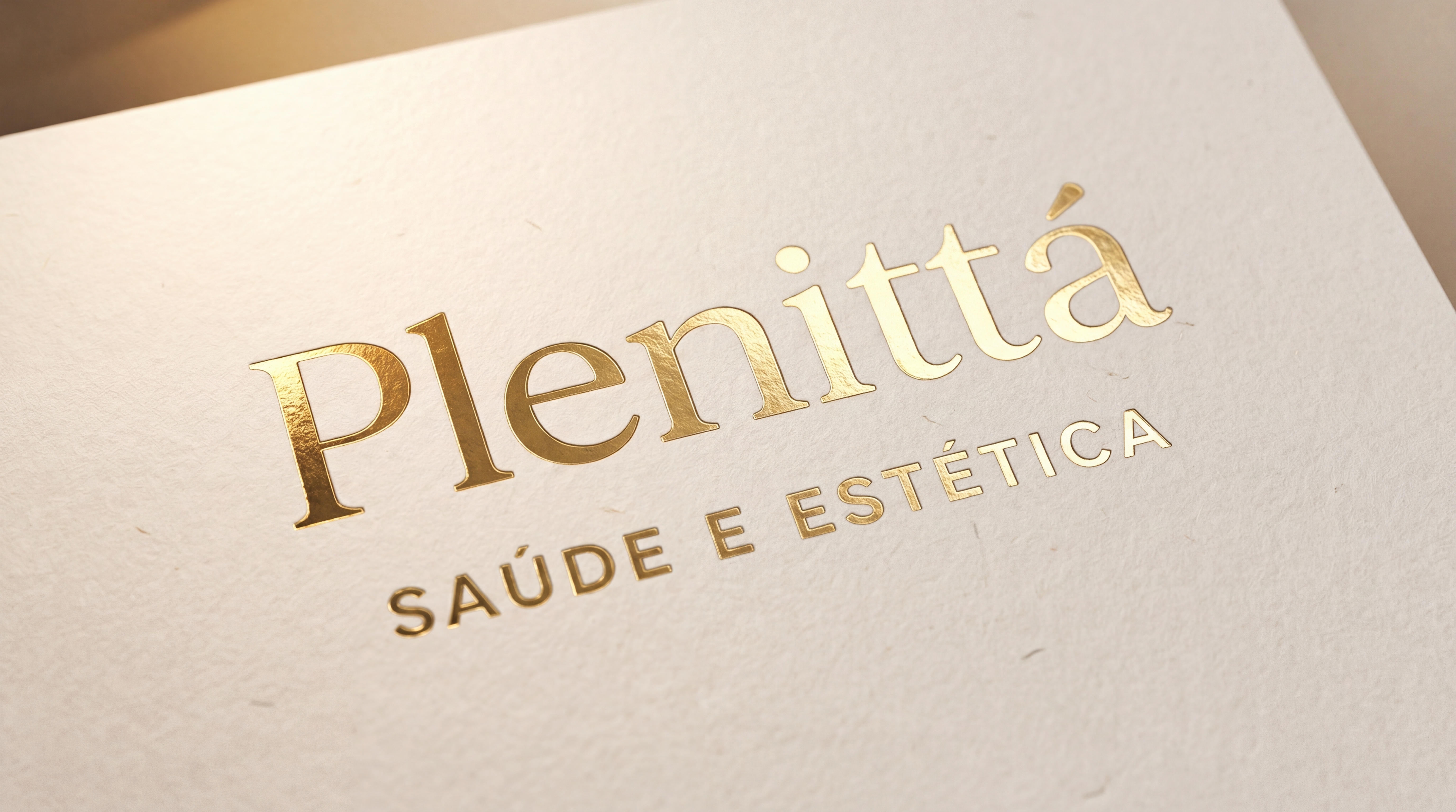 Plenittá · Saúde e Estética, logo em dourado foil sobre papel creme